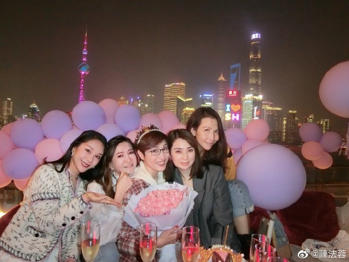 女生大合照。