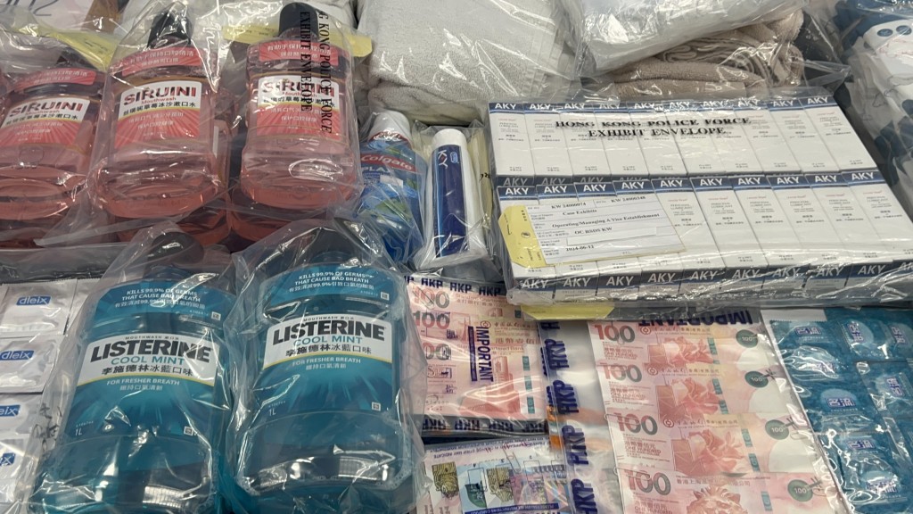 警方檢獲大量避孕套、潤滑劑、漱口水及一次性即棄毛巾等。
