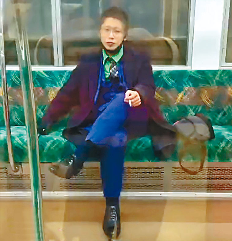 疑兇服部恭太犯案後，淡定坐在車廂內抽煙。