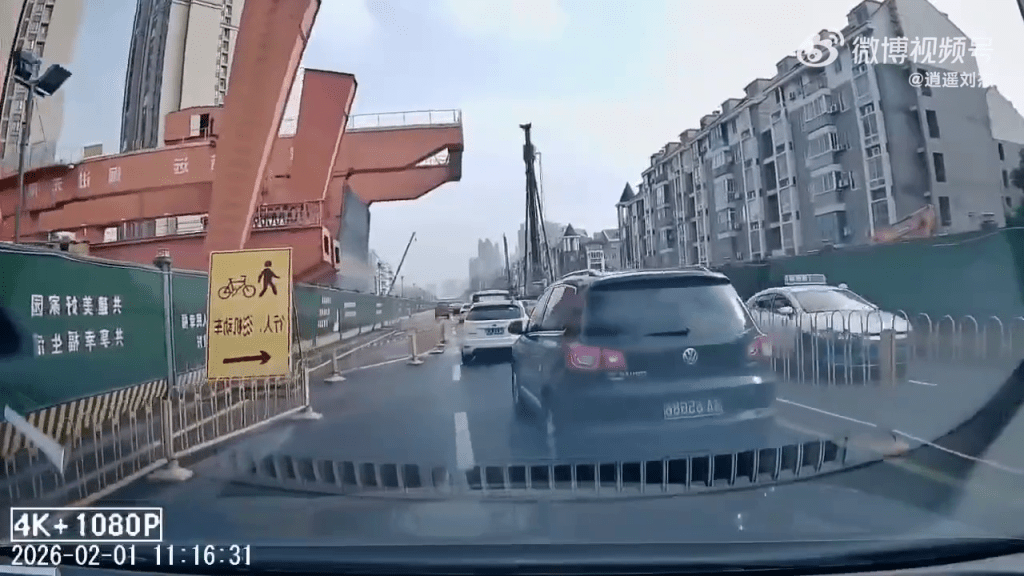 武漢地鐵工地龍門吊倒塌，砸中路過車輛。 車CAM畫面