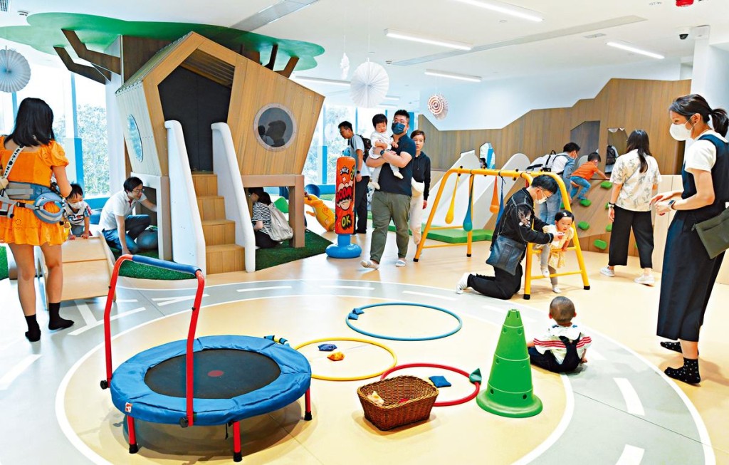 學校重視小朋友的體能發展,室內的體能活動室設備豐富。