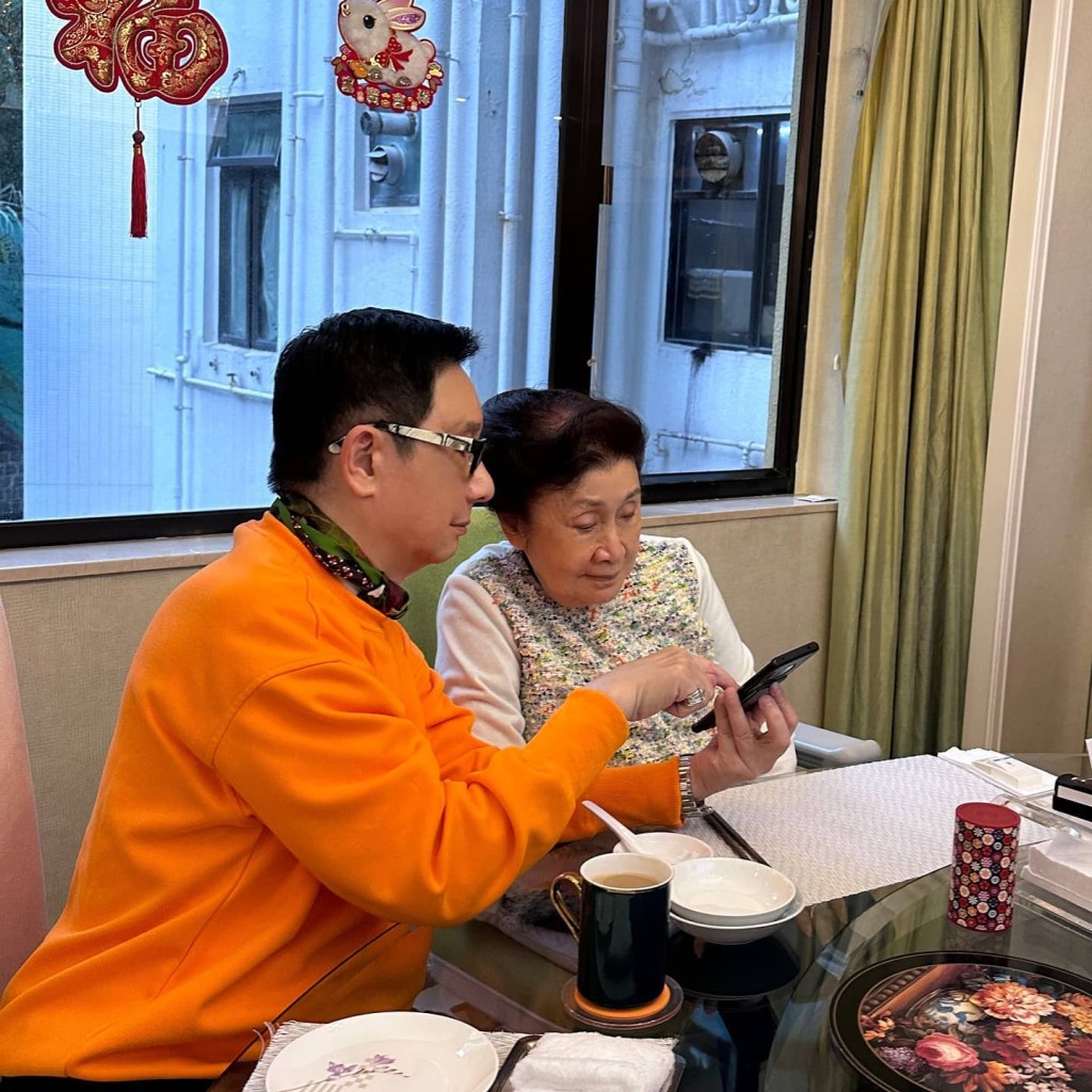 白雪仙上月19日过95岁生日，刘培基为她提早庆祝，见她眼仔睩睩睇手机，依然好精灵。