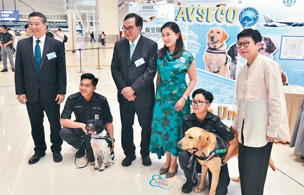 盧偉國偕未婚妻與狗仔互動打卡。 盧偉國偕未婚妻與狗仔互動打卡。