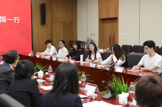 林定国到访政法大学，与10名在法大读书的香港学生见面。林定国FB图片