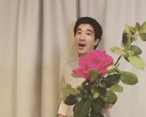 王力宏清唱《Forever Love》。