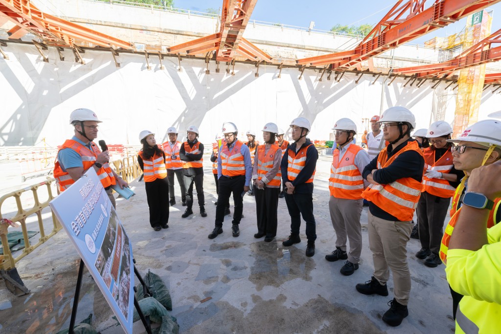 立法會鐵路事宜小組委員會參觀港鐵東鐵綫古洞站項目建築地盤，了解項目的最新進展。