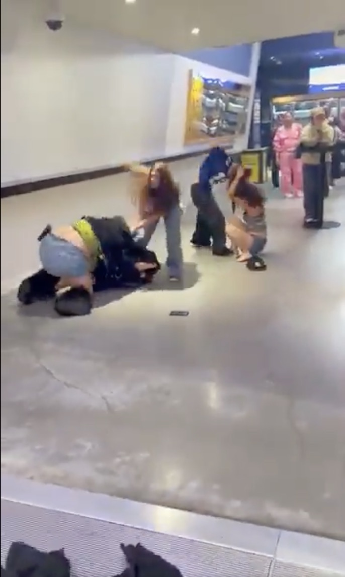 5名女子又扯頭髮、又推撞，之後她們在地上扭作一團。
