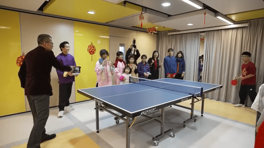 陳茂波與孩子打乒乓球。陳茂波facebook圖片