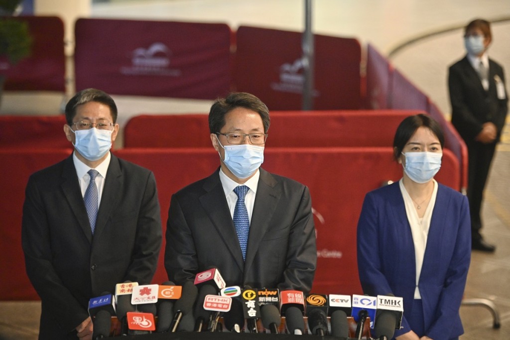 全國人大法工委副主任張勇(左)、港澳辦常務副主任張曉明(中)和中聯辦副主任盧新寧(右)會見傳媒。