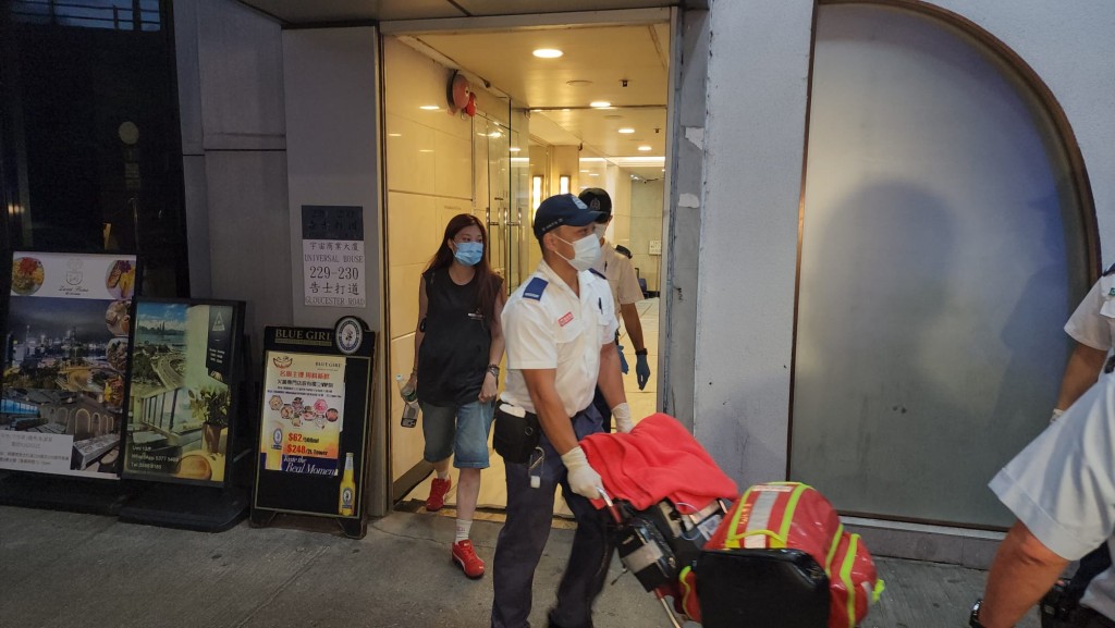 一名女子面部受傷,由救護車送院治理。黎志偉攝 一名女子面部受傷,由救護車送院治理。黎志偉攝