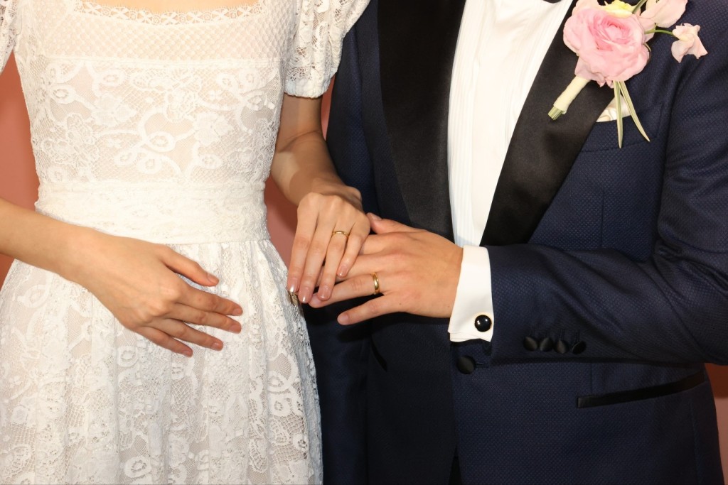 一对新人亦大晒婚戒，不过只是简单设计的金戒指，显得好传统。