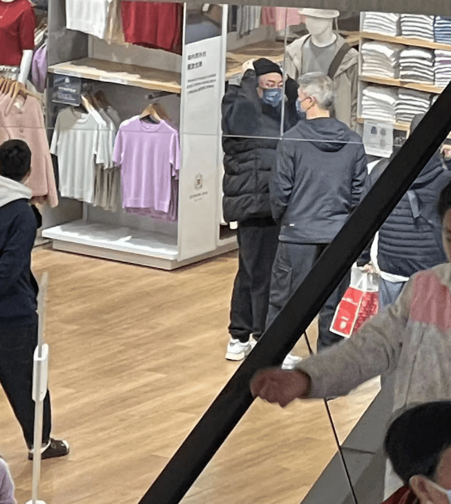 陈奕迅走到平民连锁时装店睇衫。
