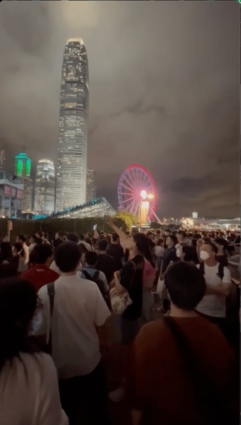 周杰倫今年7月在香港舉行演唱會，中環海濱場外形成了核心外圍，大批人在行人路上聽演唱會。