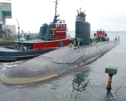 美国「维珍尼亚号」核动力攻击潜舰在康涅狄格州基地。　