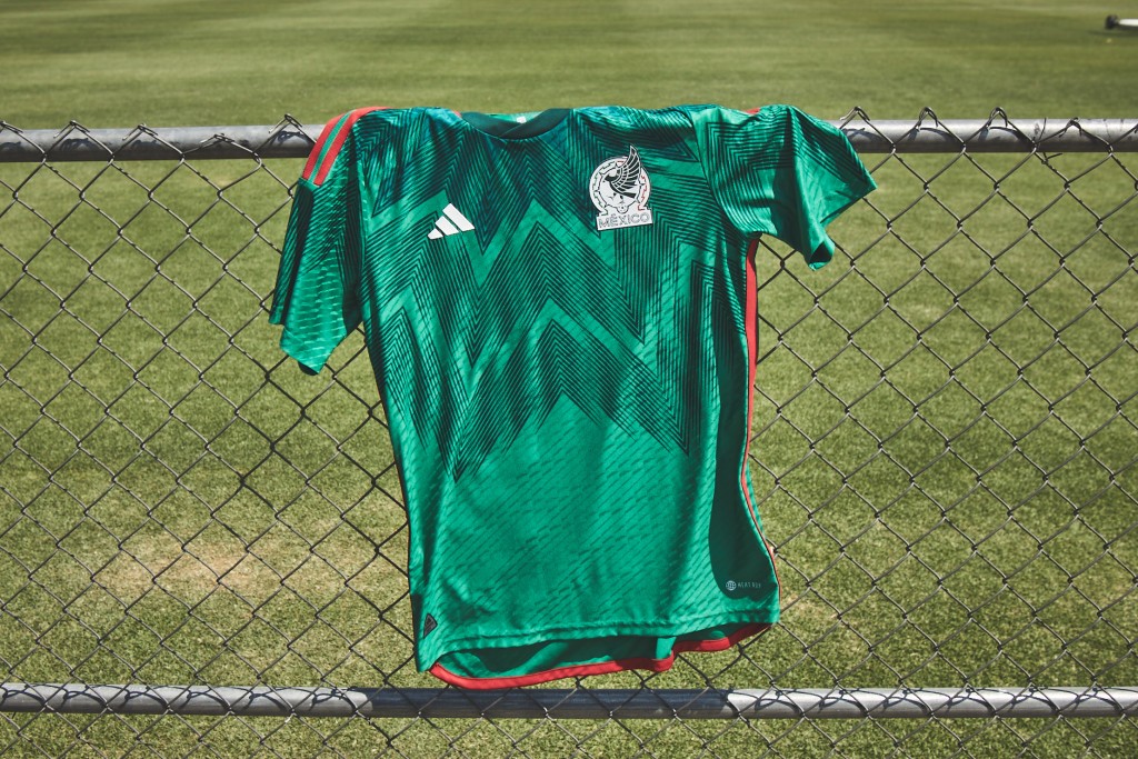 １０）墨西哥 / 主场球衣： 墨西哥主场球衣上印有羽毛头饰，灵感来自当地文化中的羽蛇神（Quetzalcoatl），象徵著精神与毅力的召唤，后颈处亦印有羽蛇神头像，象徵著呼唤力量，激励墨西哥在2022年世界杯战无不胜。Adidas图片