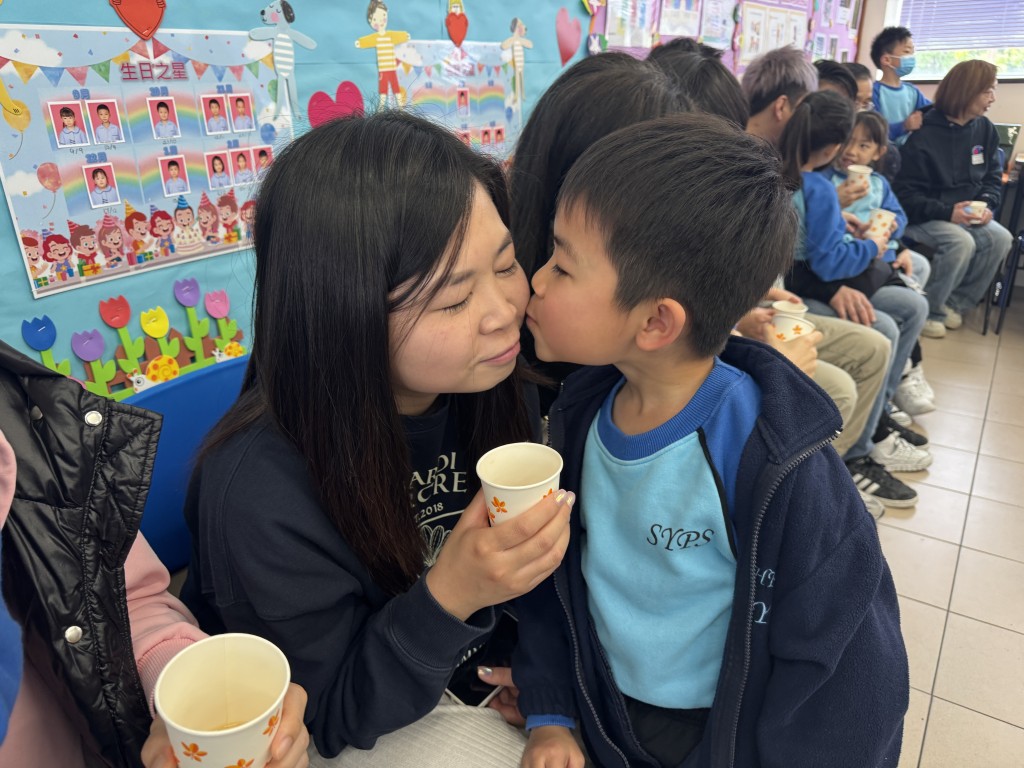 小一奉茶禮讓學生表達對父母辛勤付出和深厚恩情的感激。（圖片來源：受訪學校提供）