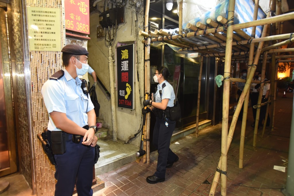 其後警員帶同爆破工具前往大廈一個涉案單位破門入屋。