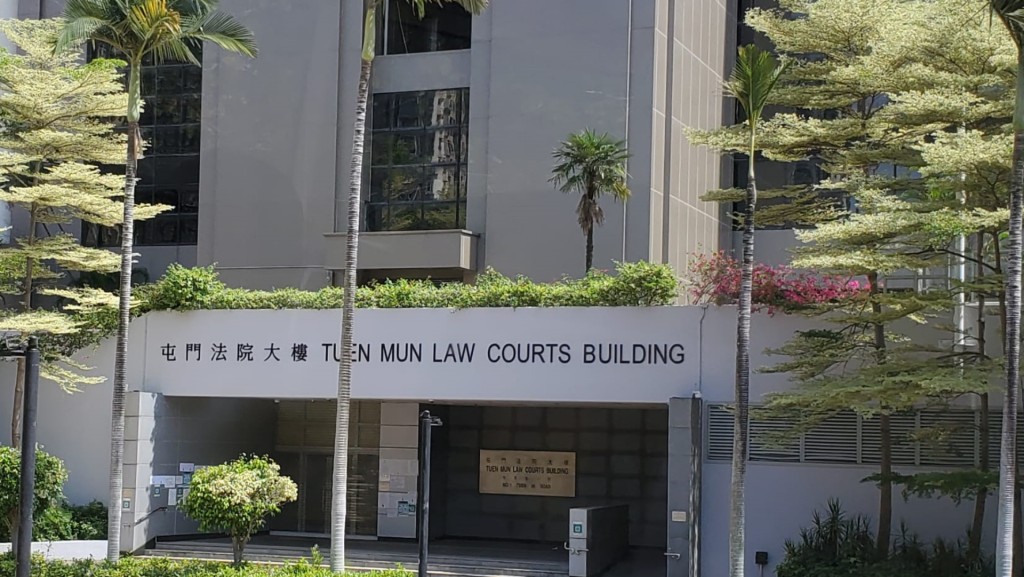 被告今早於屯門裁判法院應訊