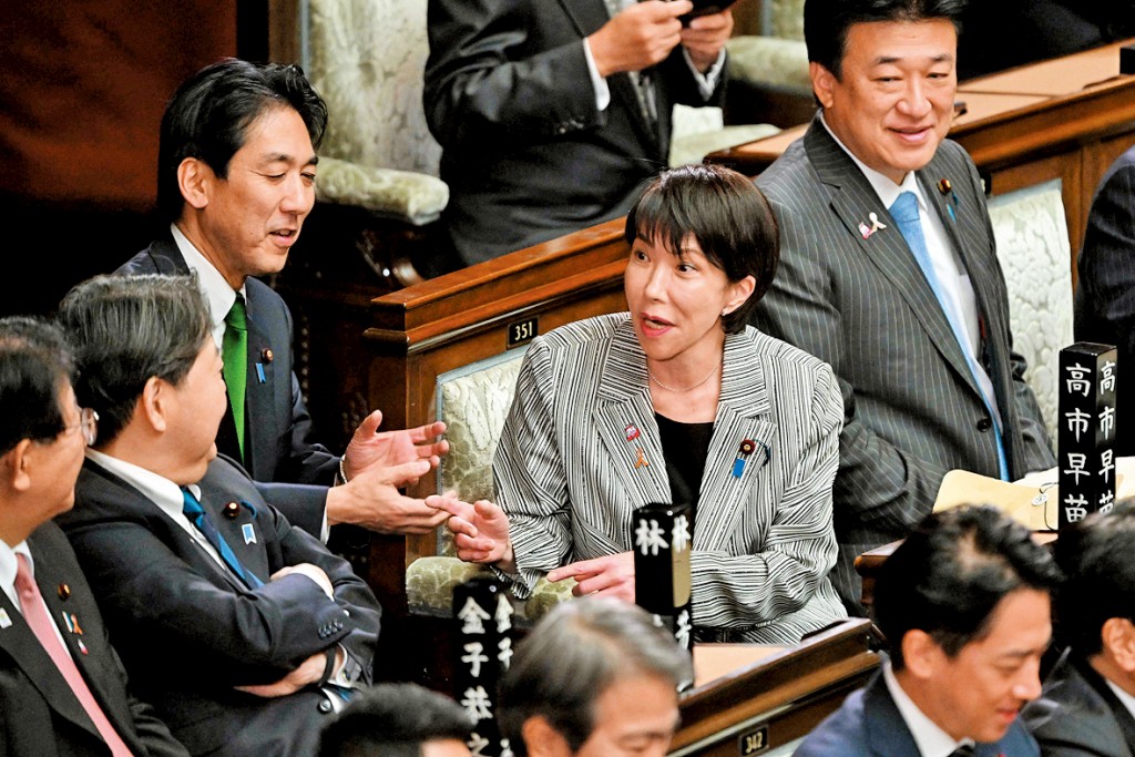 日揆高市早苗（中）周二與內閣成員攝於國會眾議院。