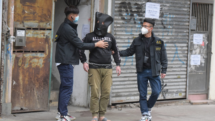 警方押解疑犯重組案情。