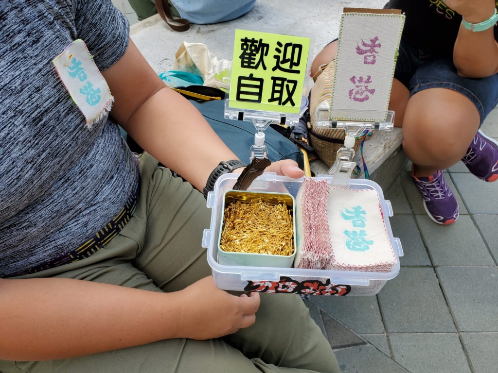 Candy手持自製的「香港加油」布條。