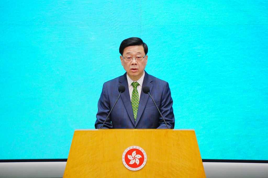 李家超行政會議前見記者。汪旭峰攝