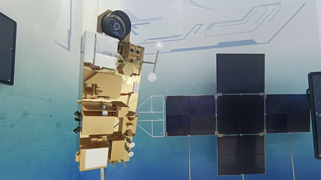 中国航天科技集团负责开发卫星。图为中国航展中展示的模型。中新社