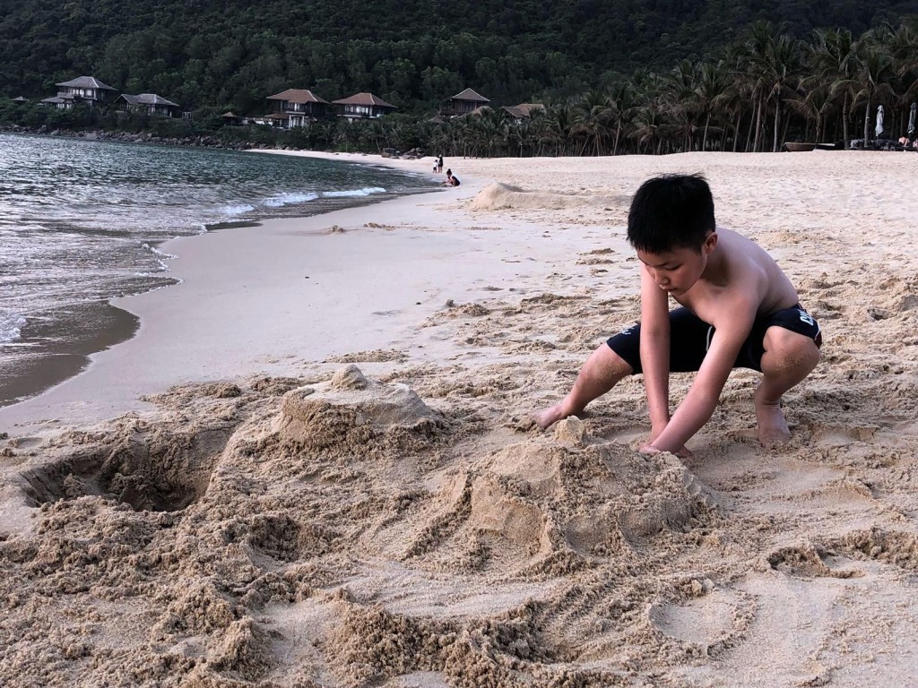 Boris小時候，父母常帶他到沙灘玩沙，敇激手部肌肉。(圖片來源：受訪者提供)