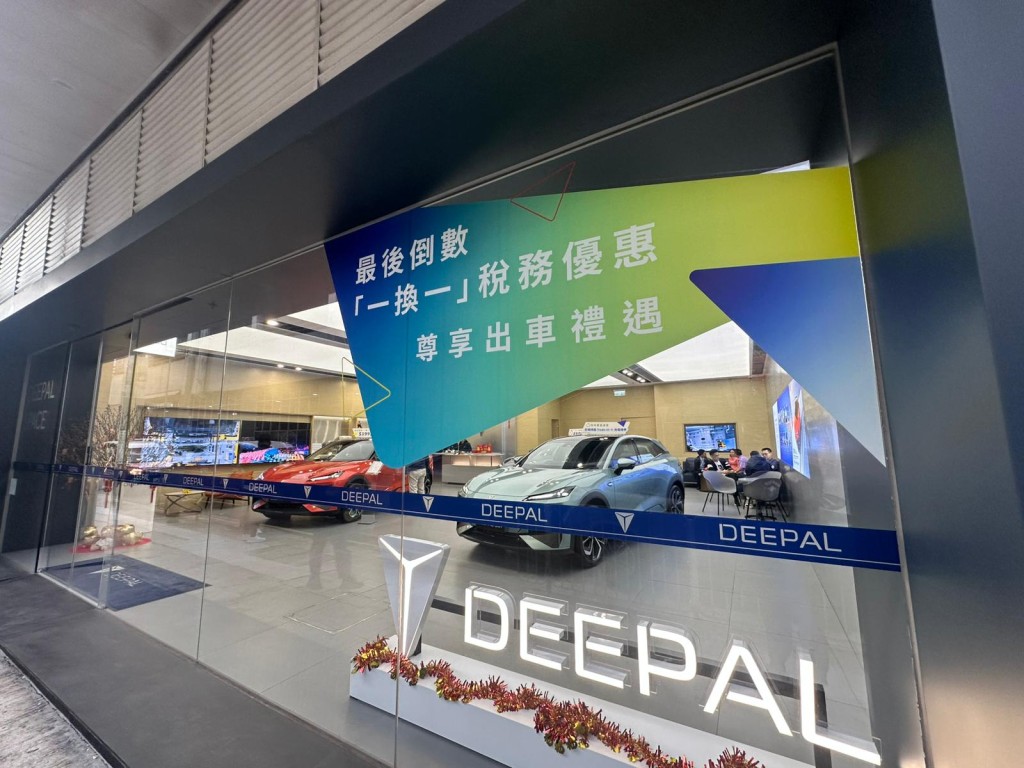 多间车行在新一份财政预算案推出后张贴广告，呼吁车主“赶尾班车”并延长陈列室的营业时间至午夜12时。