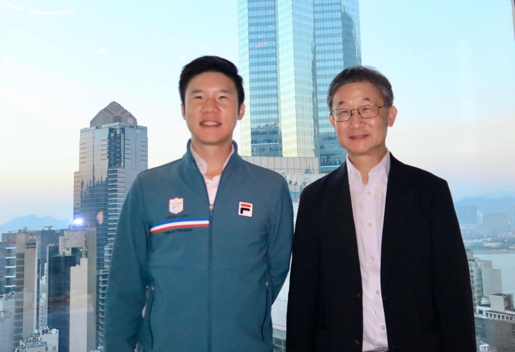 乒总主席余国梁(右)及青年委员会主席余嘉权(左)期望今届移师启德的WTT总决赛更有看头。徐嘉华摄 乒总主席余国梁(右)及青年委员会主席余嘉权(左)期望今届移师启德的WTT总决赛更有看头。徐嘉华摄