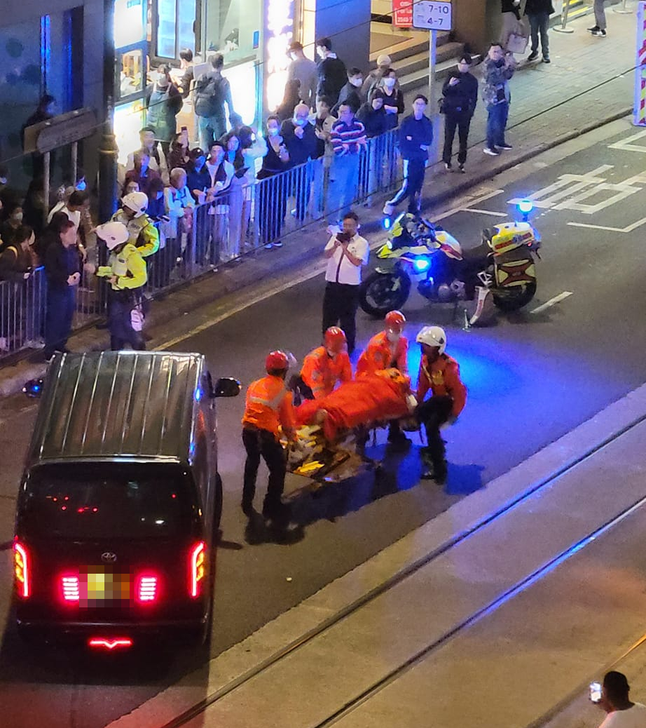 救护员到场后，为受伤女途人戴上颈箍送院。车cam L（香港群组）FB