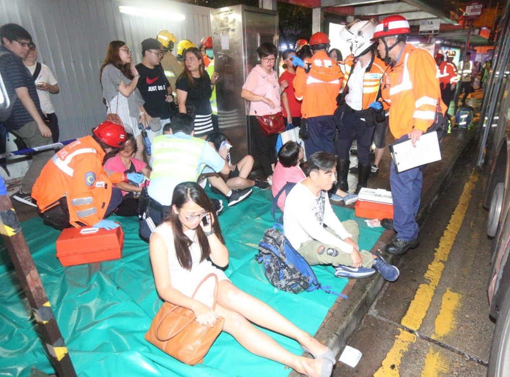 兩車合共14人受傷