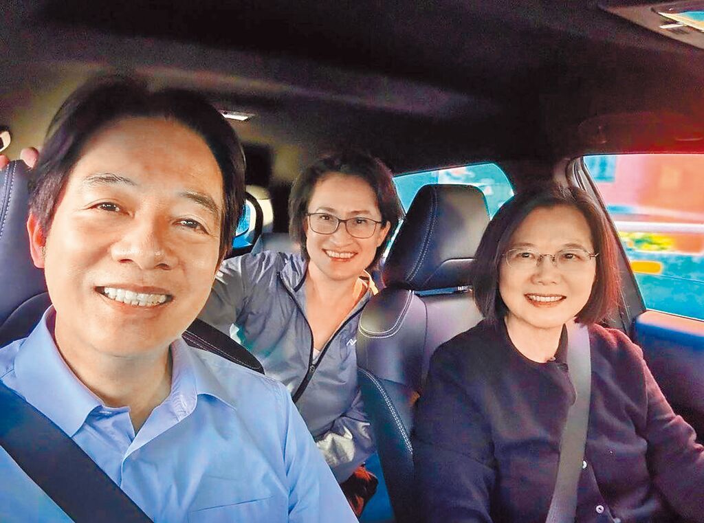 民进党正副台湾大选候选人赖清德（左）、萧美琴（中）推出「我们一起，在路上」影片，由蔡英文（右）开车，并在影片中将国政未来的钥匙交给「赖萧配」。 蔡英文IG