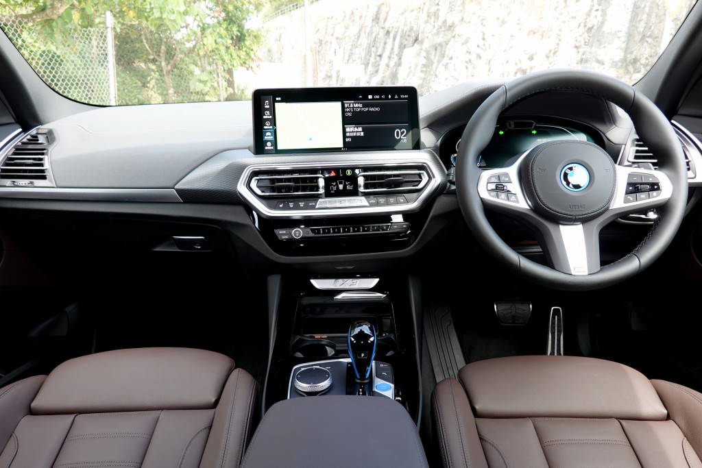  ●iX3設備比汽油版X3豪華，原車配有M Sport套餐及雙12.3吋屏幕。，。