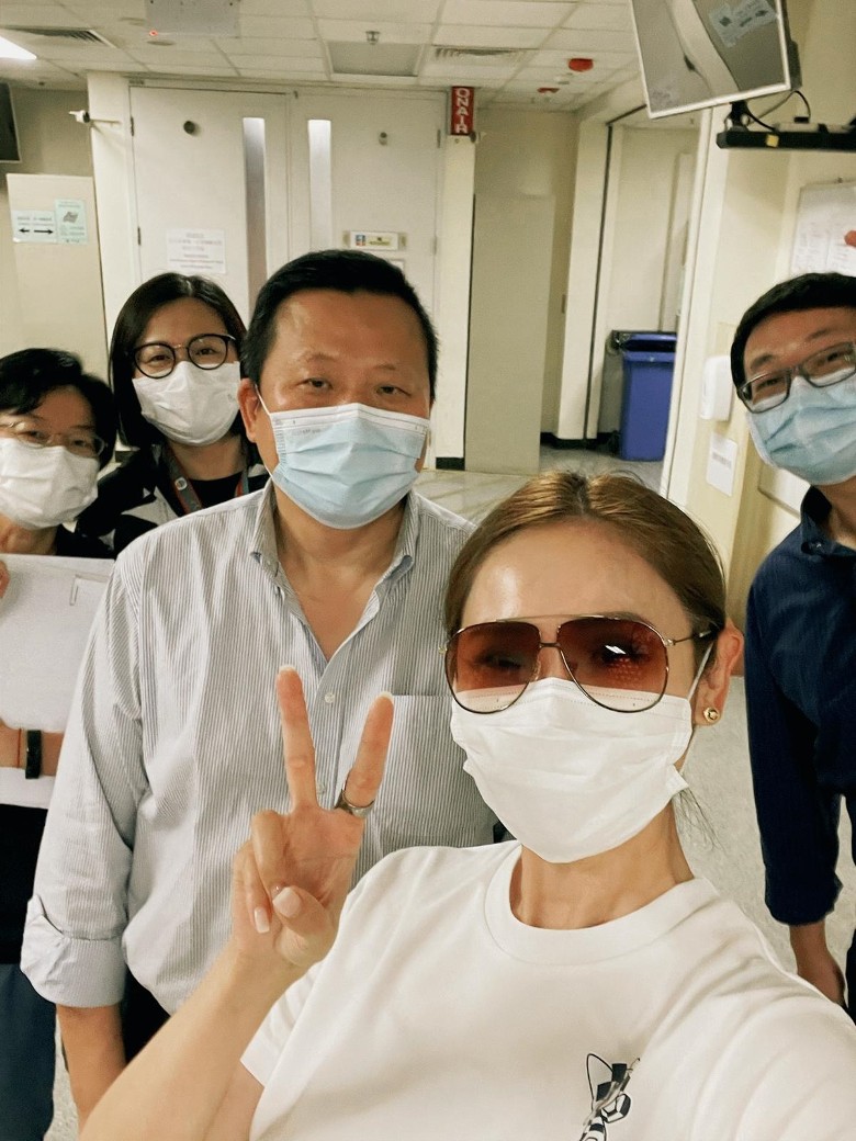 陳貝兒(前)亦有悼念衞世輝。