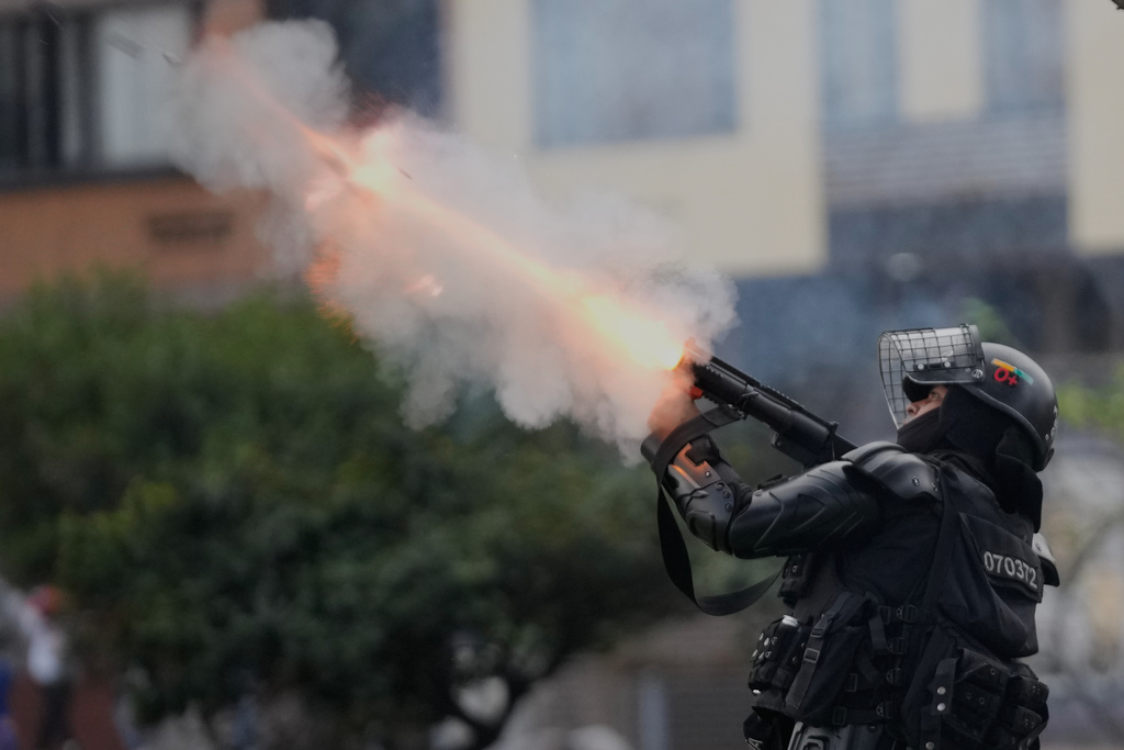 警察向示威者投射催淚氣體。美聯社 警察向示威者投射催淚氣體。美聯社