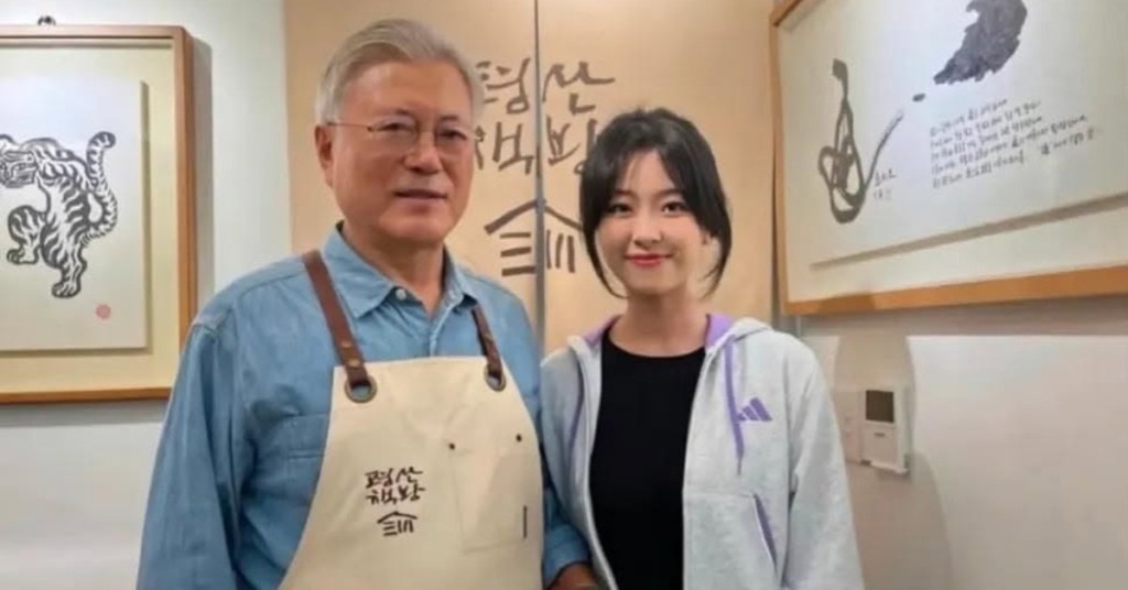 女死者生前曾與南韓前總統文在寅合照。강용숙 FB 女死者生前曾與南韓前總統文在寅合照。강용숙 FB
