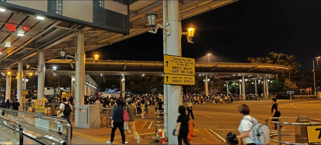​晚上10时左右，深圳湾口岸外的巴士站人头涌涌。（fb元朗友专页）
