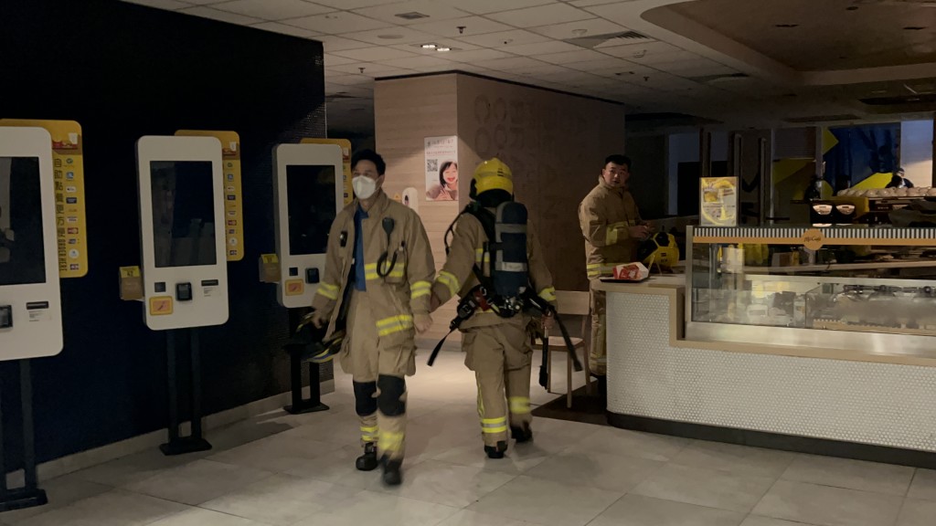 消防員經過麥當勞餐廳到冷氣機房調查。楊偉亨攝