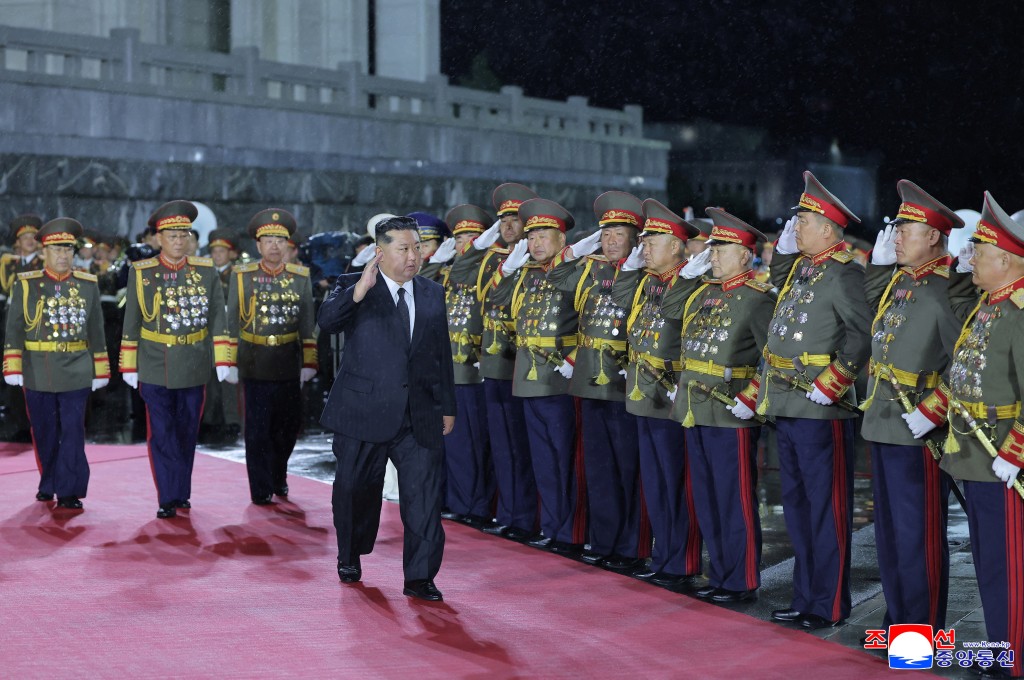 金正恩出席閱兵式。路透社