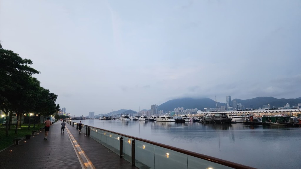 本港地區今日部分時間有陽光，亦有幾陣狂風驟雨及雷暴。黎志偉攝