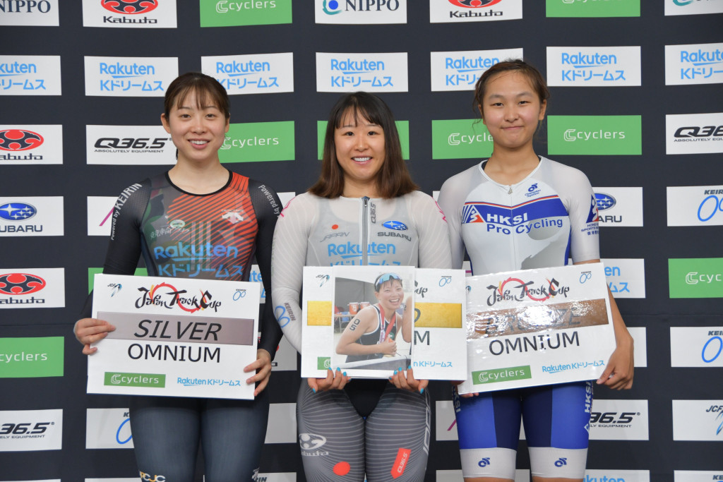 李思穎(右)於女子全能賽再奪一銅。日本單車協會圖片
