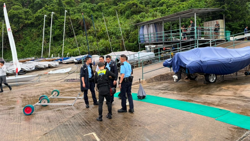 警員在場調查原因。 警員在場調查原因。