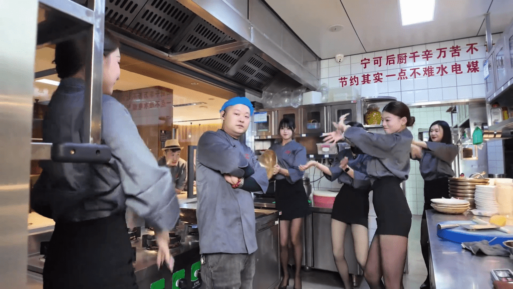 餐廳宣傳片黑襪美女廚房跳舞受質疑。 抖音截圖