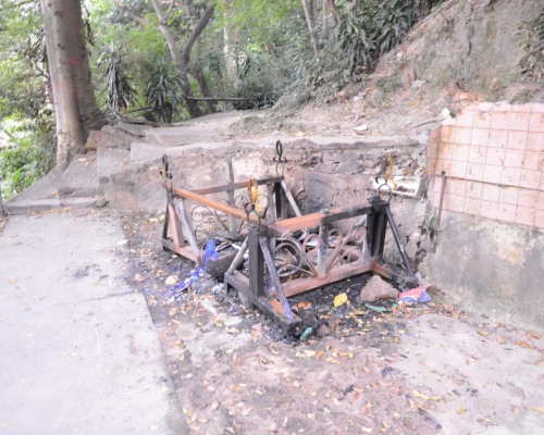 彩云邨白凤楼对开山坡疑遭纵火。