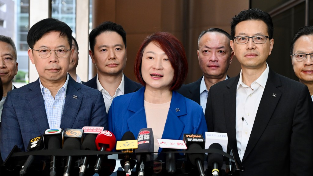 立法會議員前往北京參加國家事務研修考察前於機場會見傳媒。劉駿軒攝