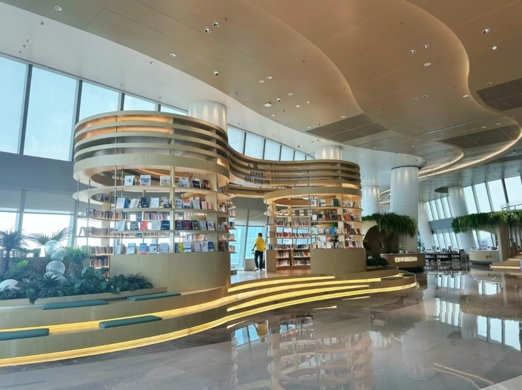 广州文青好去处2024｜4. 南沙空中图书馆 面积2110平方米，置身21楼的「云端图书馆」，视野开扬。（图片来源：小红书）