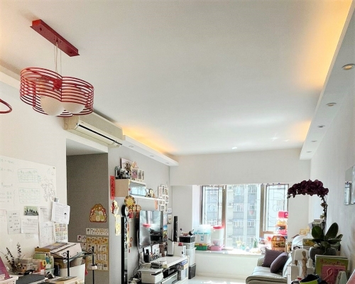 客廳旁設有偌大窗戶,住戶可欣賞海景。