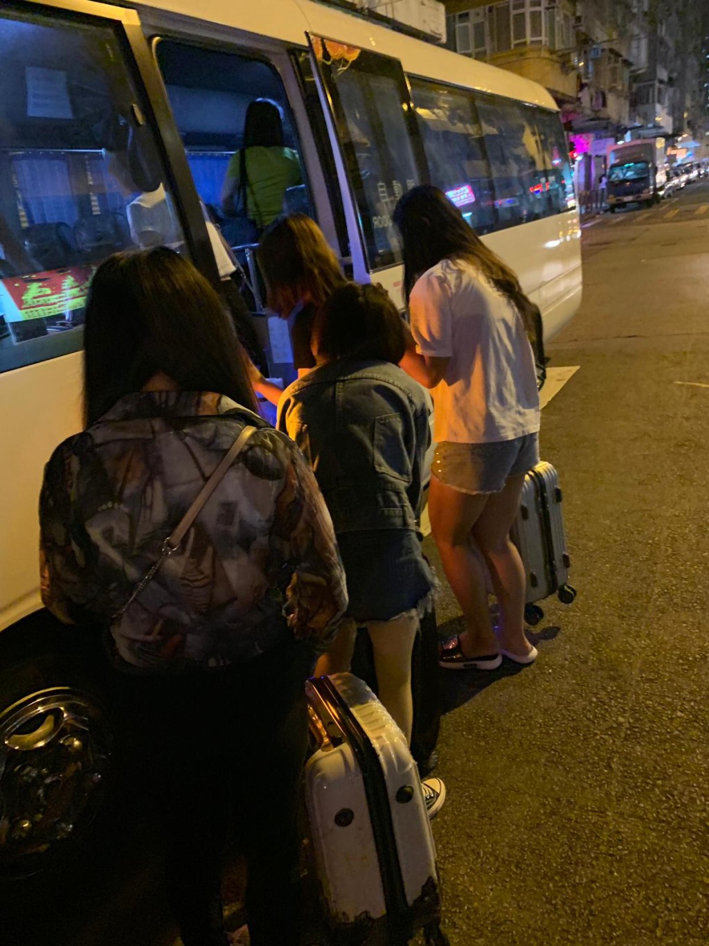 警方共拘捕33名內地女子。警方提供