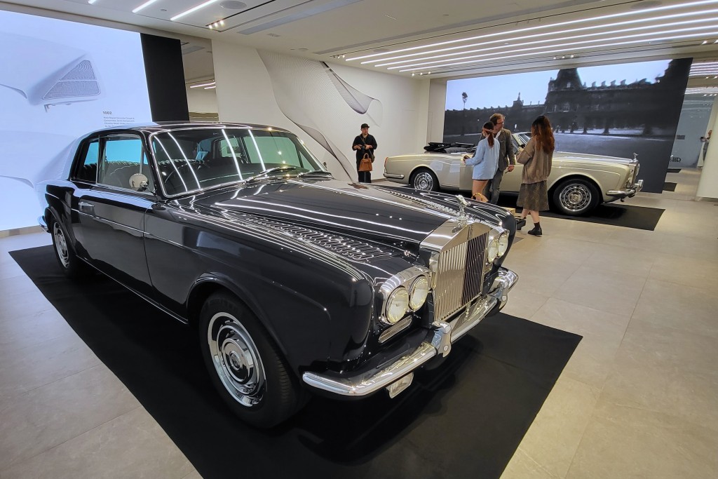 其中一部由Jonathan Riss設計及改造的古典Rolls-Royce Corniche。 其中一部由Jonathan Riss設計及改造的古典Rolls-Royce Corniche。
